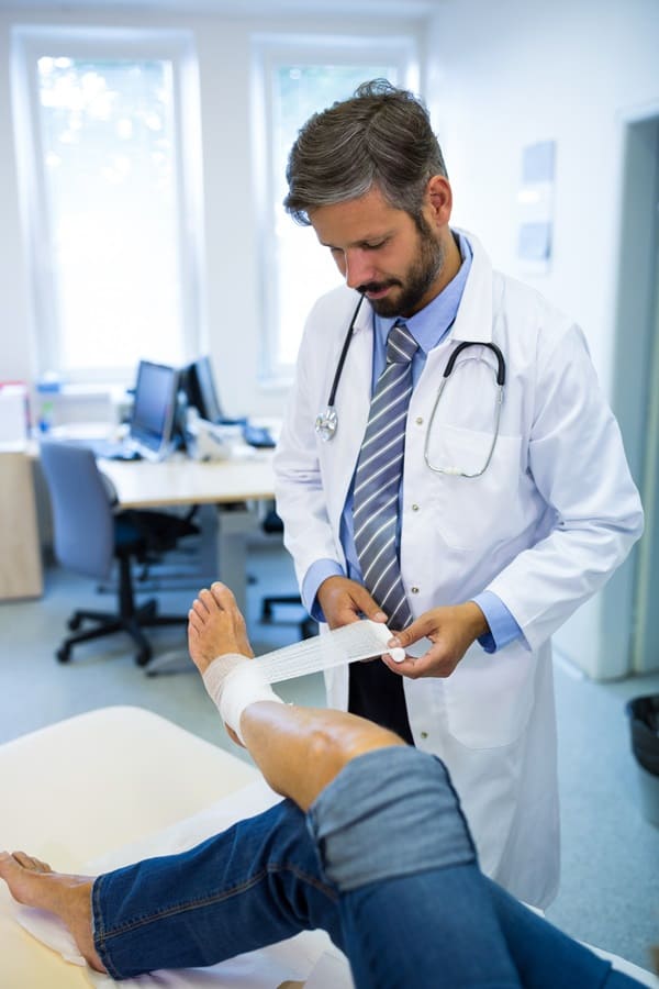 doctor-de-tratamiento-para-fractura-de-tobillo-en-cdmx.jpg